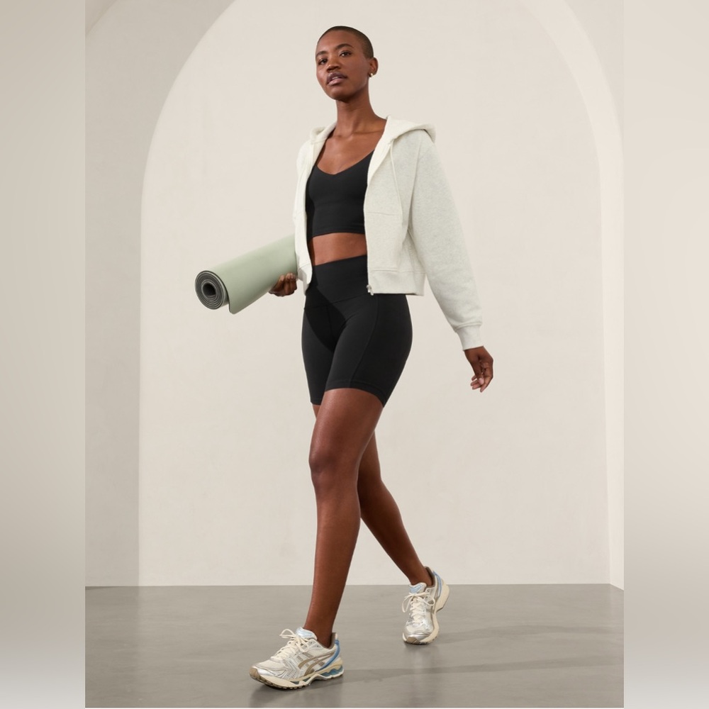 Athleta Salutation Stash 7" Short